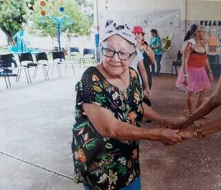 Dona Dulce em festa de Carnaval no Centro de Convivência Idosos. (Foto: Arquivo Pessoal)