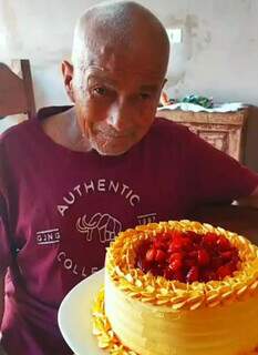 Seu João com o último bolo que recebeu de sua família do coração. (Foto: Arquivo Pessoal)