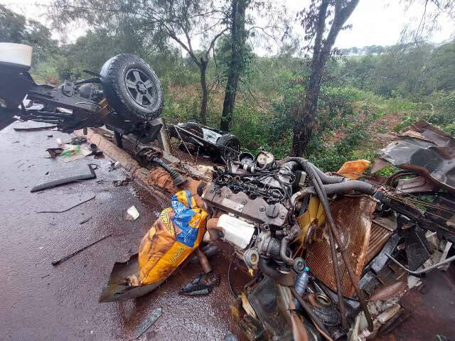 Dupla sai ilesa de acidente que destruiu camionete e carreta 