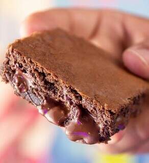 Os brownies tradicionais de chocolate, que são trufados com chocolate meio amargo, têm um sabor único e irresistível.(Foto: Divulgação)