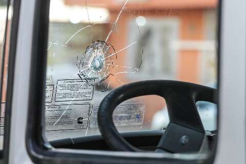 Homens perseguem caminhoneiro e atiram 11 vezes após confusão no trânsito