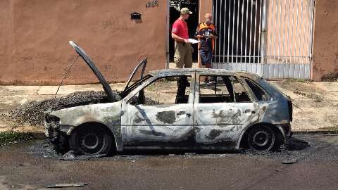 Carro &eacute; destru&iacute;do por chamas na Vila Almeida