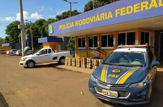Veículo e droga apreendidos pelos agentes da PRD (Foto: Divulgação)