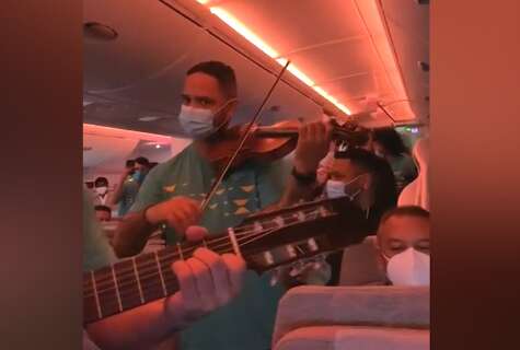 Durante voo para Dubai, orquestra encanta passageiros com “Mercedita”