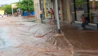 Ap&oacute;s tempestade, prefeitura faz limpeza de ruas e contabiliza preju&iacute;zos 