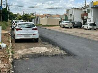 Carro parado em rua atrapalhou recapeamento. (Foto: Direto das Ruas)