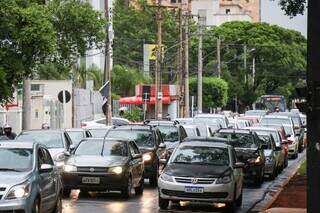 Trânsito movimentado na Avenida Afonso Pena, na Capital. (Foto: Henrique Kawaminami)