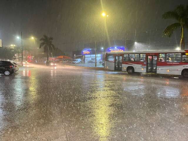 Chuva no fim de tarde antecipa previs&atilde;o de tempestade em MS