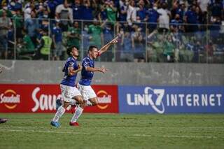 Cruzeiro vence Uberl&acirc;ndia por 2 a 1 e se mant&eacute;m na lideran&ccedil;a do Mineiro