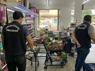 Agentes do Procon durante fiscalização no supermercado. (Foto: Divulgação/ ProconMS)