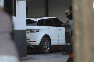 Land Rover foi levada para a Depac Centro. (Foto: Marcos Maluf)