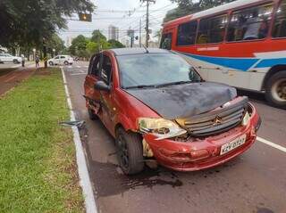 Citroën C3 foi abandonado por motorista e passageiras depois de colisão (Foto: Marcos Maluf)