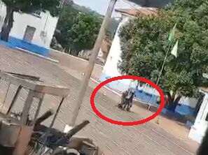 V&iacute;deo mostra militar sendo carregado por colegas ap&oacute;s passar mal em quartel 