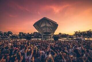 Recentemente, o DJ fez uma apresentação incrível no Museu do Amanhã, no Rio de Janeiro. 