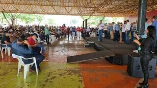 Deputado estadual Evander Vendramini (PP) discursando no Centro Popular Nação Guató. (Foto: Ico Victório)