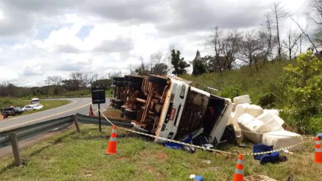 Motorista morre ao tombar carreta carregada com algodão na MS-306