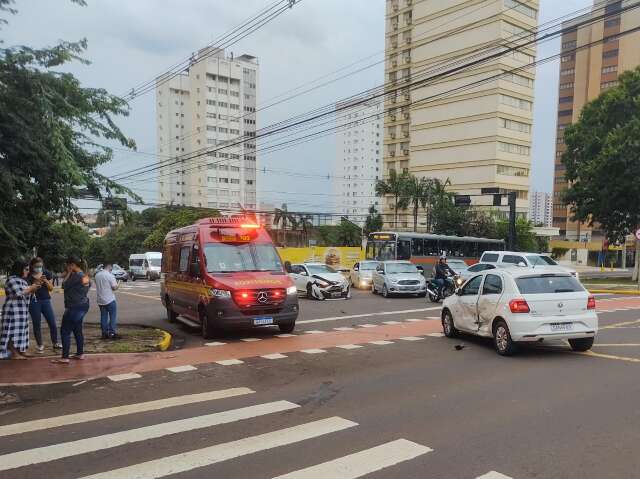 Motorista fura sinal na Avenida Afonso Pena, atinge dois carros e foge a pé