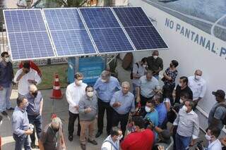Autoridades sobre placas de energia solar que fazem parte do programa Ilumina Pantanal. (Foto: Chico Ribeiro)