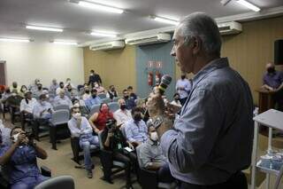 Governador Reinaldo Azambuja (PSDB) discursando na sede do Sindicato Rural de Corumbá. (Foto: Chico Ribeiro)