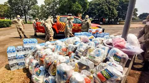 Bombeiros arrecadam 2 toneladas de alimentos para desabrigados em Petr&oacute;polis