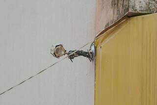 Bandido virou câmera de segurança para o muro da residência (Foto: Marcos Maluf)