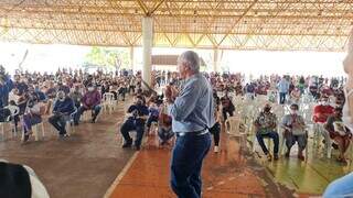 Governador Reinaldo Azambuja discursa para plateia no Centro Popular Nação Guató, em Corumbá. (Foto: Ico Victório)
