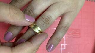 Foram mais de 4 mil pedidos de divórcio em 2020, no Estado; na foto, mulher tira aliança do dedo anelar. (Foto: Arquivo/Campo Grande News)