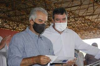 Governador Reinaldo Azambuja (PSDB) abrindo envelope ao lado do secretário de Estado de Infraestrutura, Eduardo Riedel. (Foto: Chico Ribeiro)