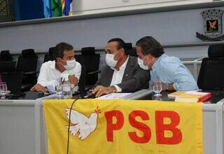 Na mesa de autoridades durante Congresso Municipal do PSB, estavam prefeito Marquinhos Trad (PSD) à esquerda, vereador Carlão (PSB) no centro e Ricardo Ayache (PSB) à direita. (Foto: Divulgação)