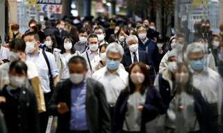 Transeuntes no Japão. (Foto: Issei Kato/Reuters)