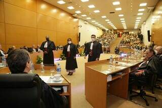 Novos desembargadores diante de autoridades e multidão que acompanhou a posse no Palácio da Justiça. (Foto: Kísie Ainoã) 