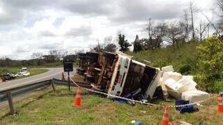 Caminhão tombado às margens da rodovia MS-306. (Foto: MS Todo Dia)