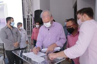 Geraldo Resende assina convênio ao lado do prefeito Lucas Foroni (Foto: Divulgação)