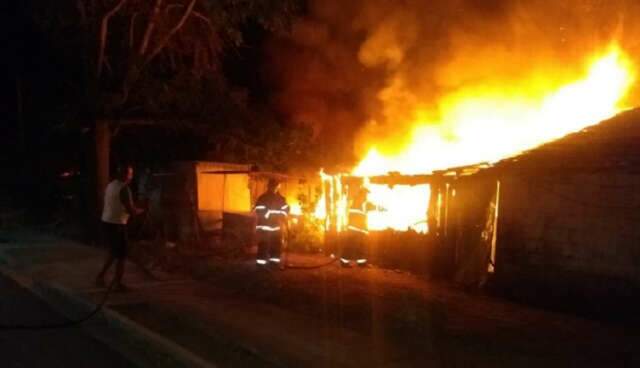 Durante trabalho de solda, galp&atilde;o pega fogo e fica destru&iacute;do