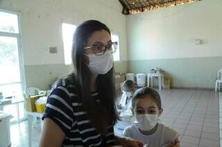 Rosana fez questão de levar a filha para vacinação. (Foto: Kísie Ainoã)