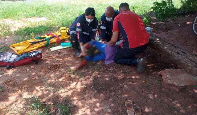 Idosa sofre fratura nas duas pernas ao ser atropelada e condutor foge 