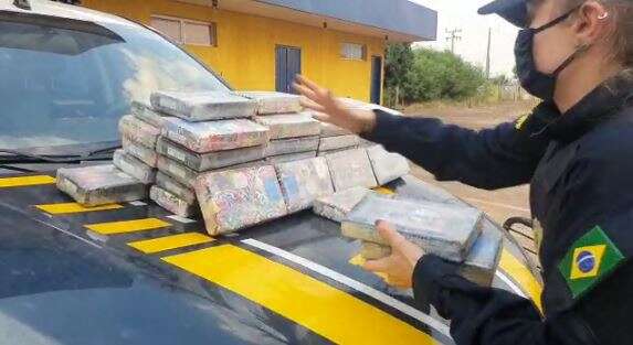 Viajando com o filho de 11 anos, mulher &eacute; presa traficando 73 kg de coca&iacute;na  