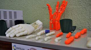 Protótipos de testes de prótese biônica (Foto: Divulgação/Governo MS)