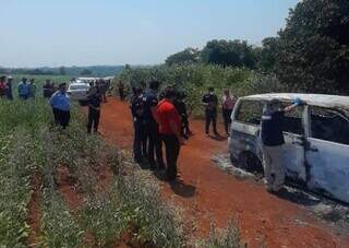 Policiais ao lado de SUV da Toyota destruído pelo fogo; corpo estava na parte traseira (Foto: Direto das Ruas)