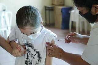 Maria Eduarda, de 9 anos, toma a primeira dose da vacina contra a covid-19. (Foto: Kísie Ainoã)