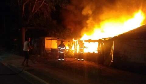 Durante trabalho de solda, galp&atilde;o pega fogo e fica destru&iacute;do