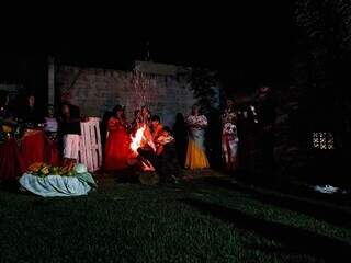 Participantes oferecem ervas e grãos durante ritual. (Foto: Aletheya Alves)