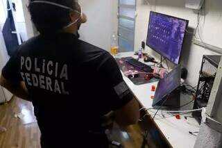 Policial federal em ação contra pedofilia nas redes, em Campo Grande. (Foto: Divulgação PF)