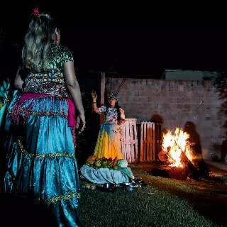 Em volta da fogueira, povo cigano resgata tradição milenar com rituais