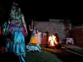 Mulheres ciganas ao lado de fogueira em evento com rituais tradicionais. (Foto: Aletheya Alves)