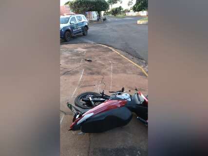 Jovem de 27 anos perde controle de moto, invade calçada e morre 