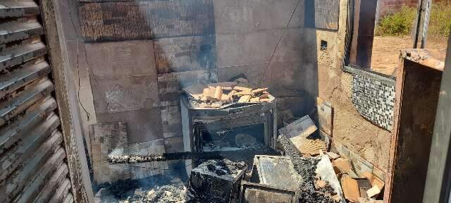 Sem brigada de inc&ecirc;ndio, vizinhos se unem para apagar fogo, mas casa &eacute; destru&iacute;da