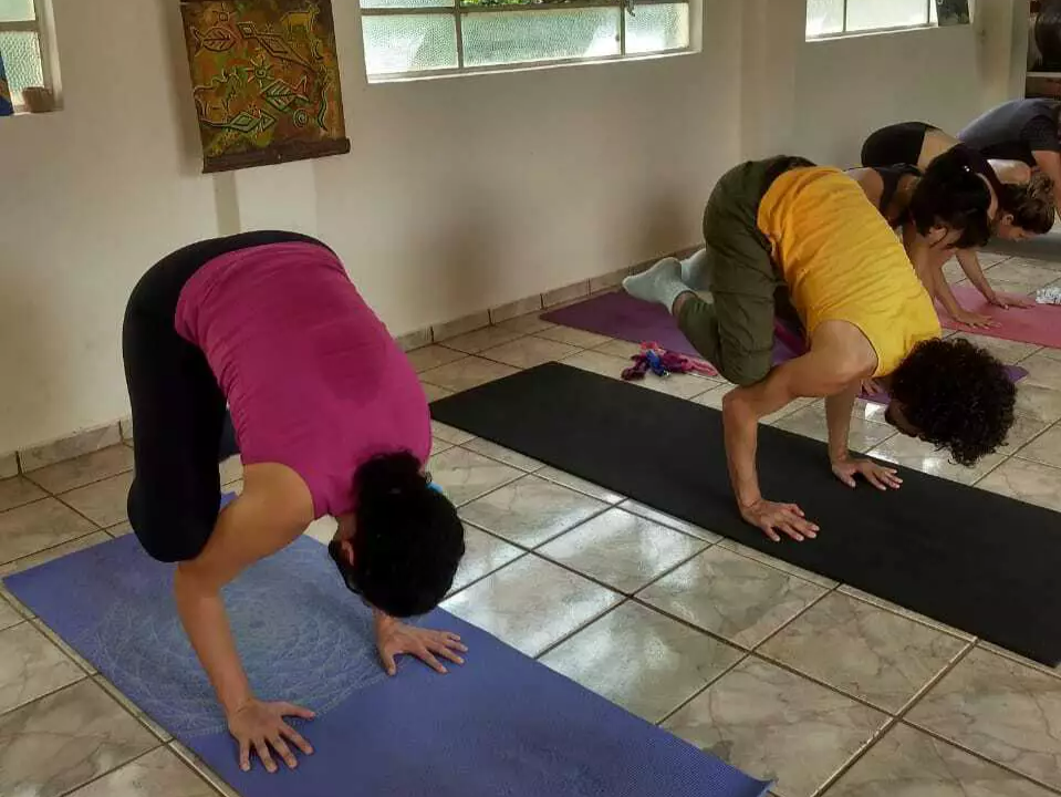 Instrutora dá aula de yoga em campo de refugiados no Quênia - Casa e Jardim