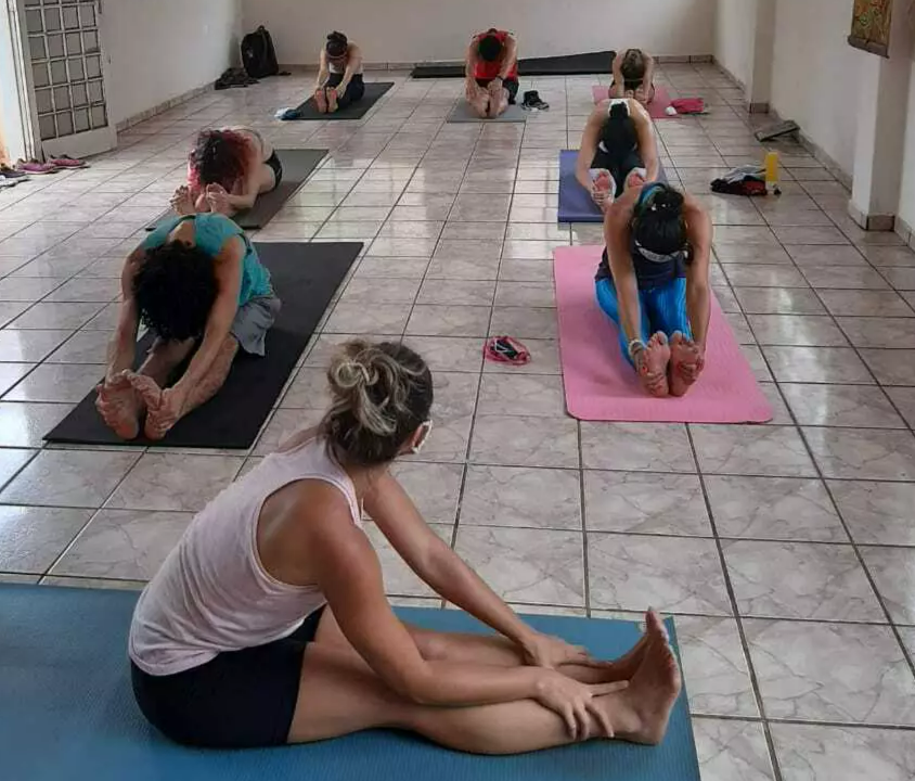 Instrutora dá aula de yoga em campo de refugiados no Quênia - Casa e Jardim