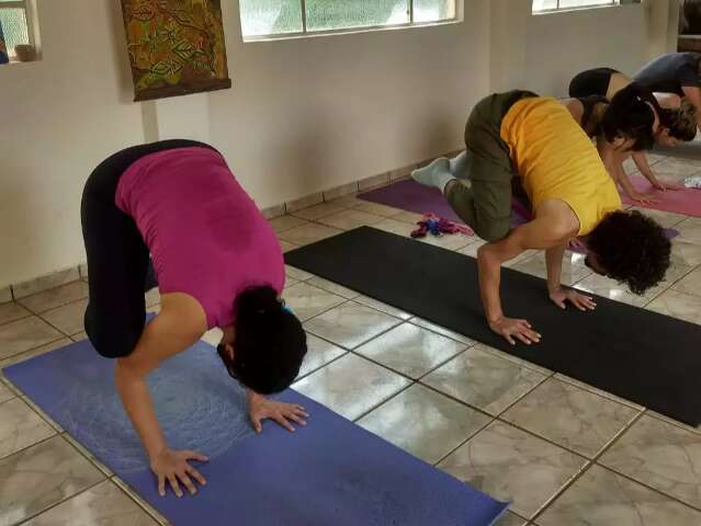Projeto solidário dá aulas de yoga para quem não tem como pagar toda mensalidade